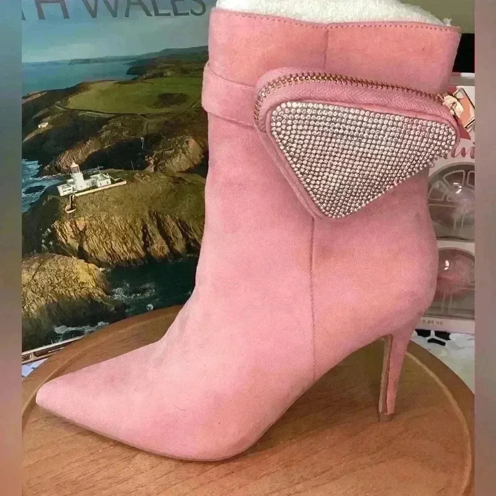 Rouge Helium NWOT Pink high heel booties with little zipper pouch Size 6.5barbie